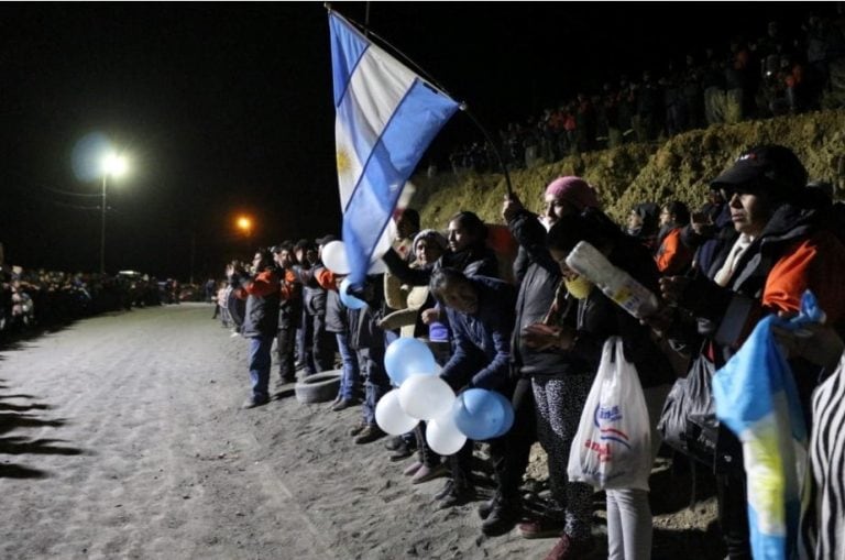 La comunidad despidió a los trabajadores al momento de la partida hacia la capital, en la madrugada del lunes.