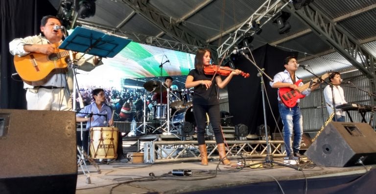 El histórico "Arisco" Lamas, con sus hijos, fue uno de los artistas destacados en la grilla musical de la Feria de la Comida Regional.