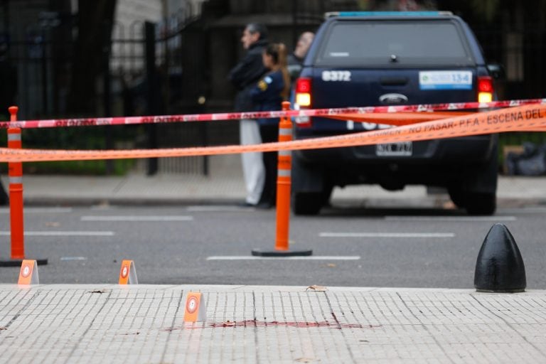 AME705. BUENOS AIRES (ARGENTINA), 09/05/2019.- Vista de la zona cerca del Congreso de la Nación, donde fue atacado el diputado argentino Héctor Olivares, de la Unión Cívica Radical (UCR), que forma parte del oficialismo, este jueves en Buenos Aires (Argentina). Olivares se encuentra en grave estado tras haber sido baleado mientras iba acompañado de otra persona, quien falleció. Según fuentes oficiales, Olivares y su acompañante, el coordinador de Obras en Fondo Fiduciario del Transporte Eléctrico Federal de La Rioja, Miguel Marcelo Yadon, fueron atacados por personas, todavía no identificadas ni detenidas, que circulaban en un automóvil. EFE/JUAN IGNACIO RONCORONI