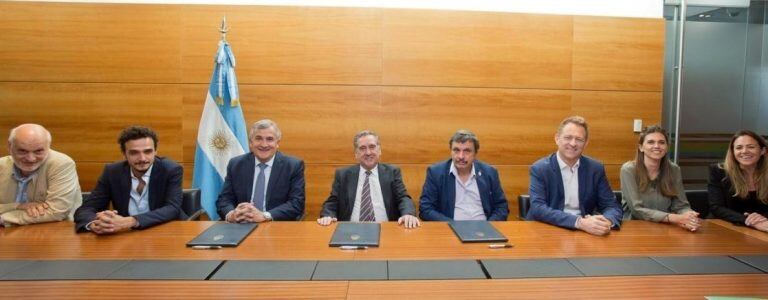 El gobernador Morales, junto al secretario Barañao y el rector Tecchi, tras firmar la documentación, acompañados por demás funcionarios.