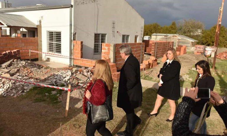 Gay recorrió las obras en escuelas de Cerri