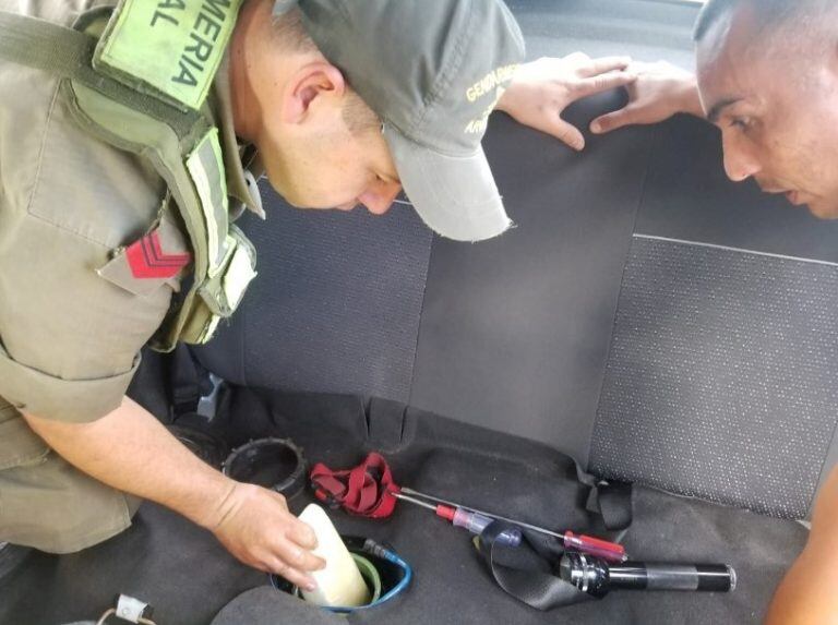 Los gendarmes hallaron la droga en el tanque ubicado debajo del asiento posterior del Corsa.