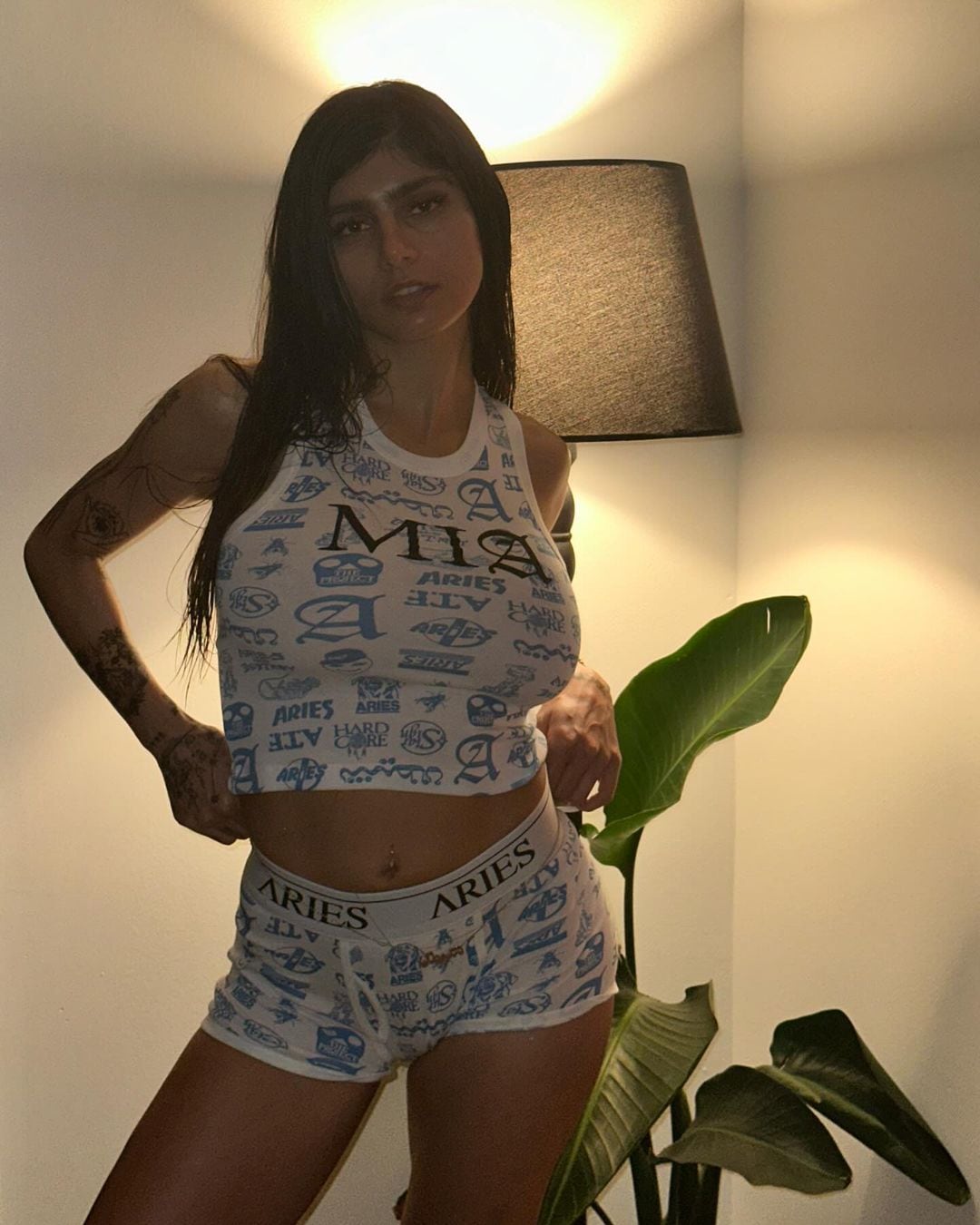 Mia Khalifa y su look de entrecasa con boxer y top