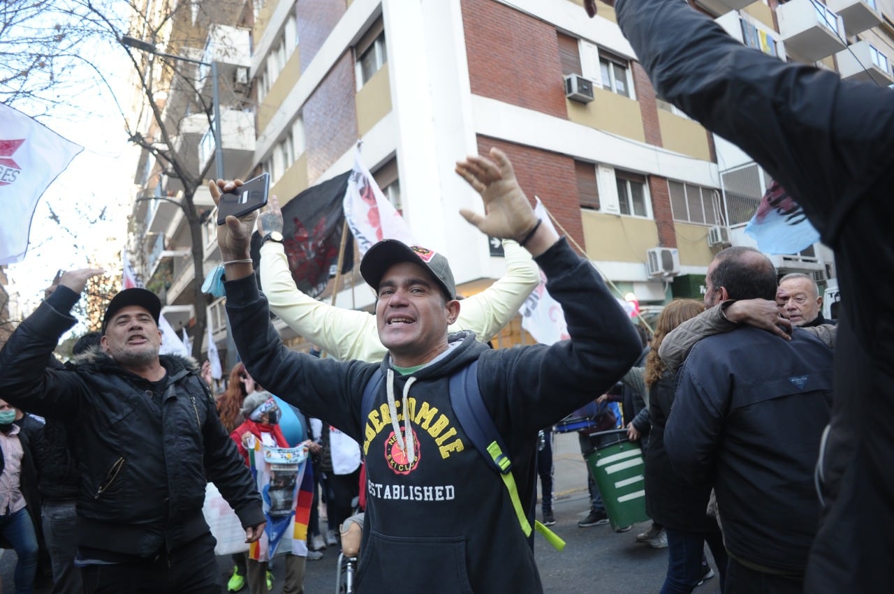 Con cantos, los manifestantes kirchneristas le muestran su apoyo a Cristina.