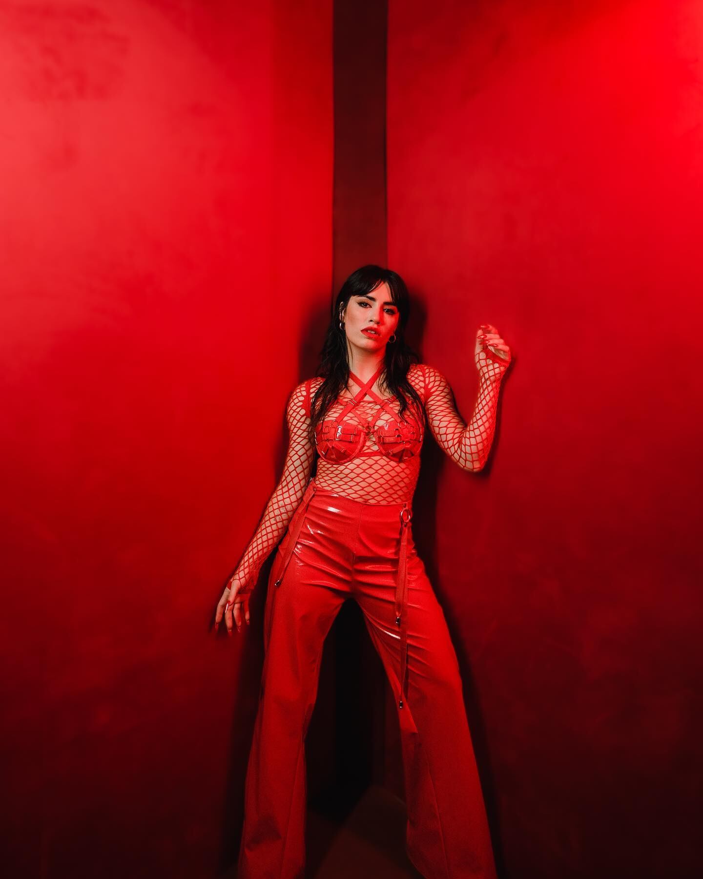 Lali Espósito lució un osado outfit rojo con red y arnés