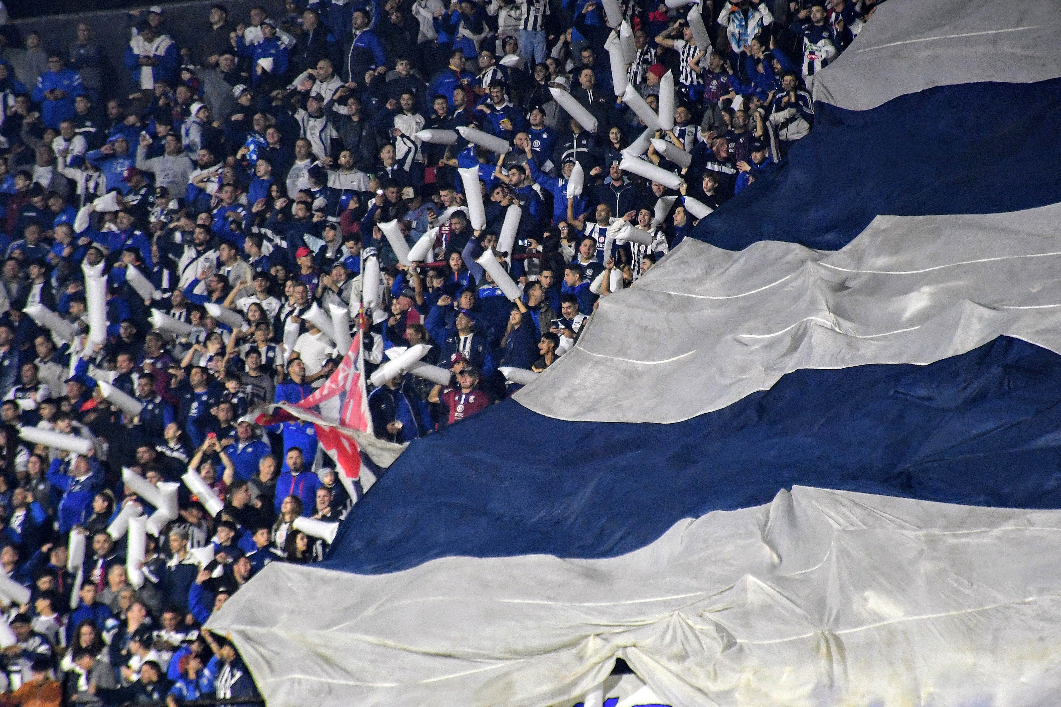 La hinchada de Talleres en el partido ante Colón, por la Copa Argentina. (Fotobaires)