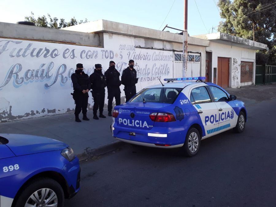 Desbaratan fiesta clandestina con más de 50 personas