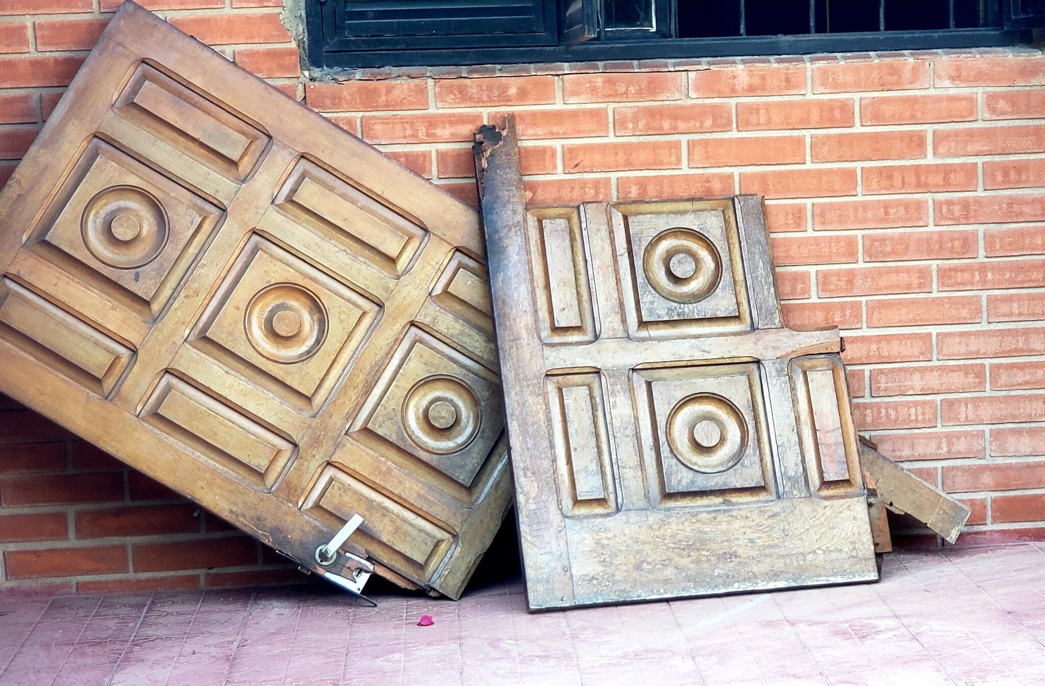 Le reventaron la puerta de su casa y entraron a robarle.