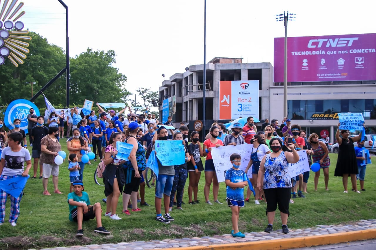 Una multitud se sumó a la caravana celeste en San Rafael para rechazar el proyecto de ley de legalización del aborto. 