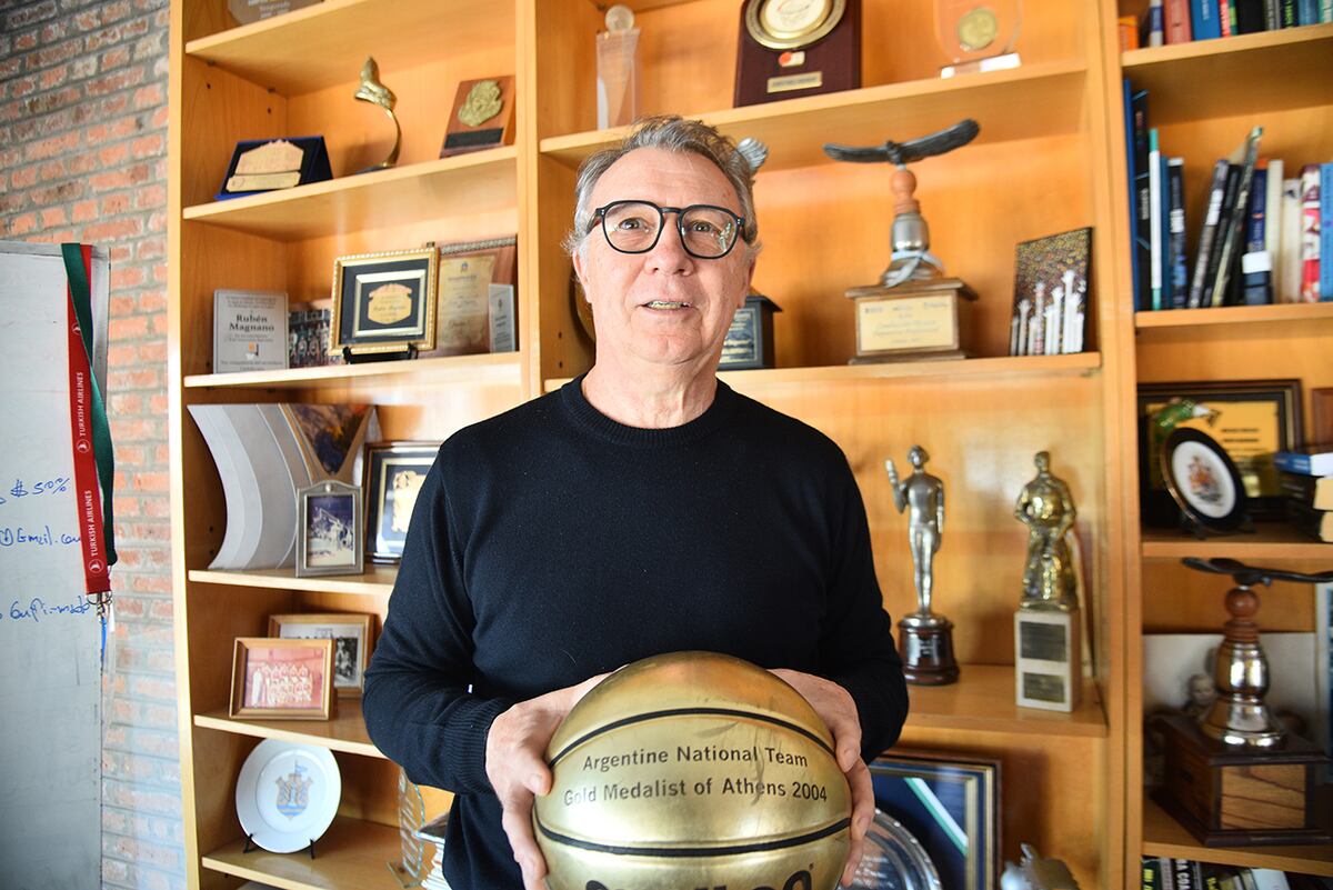 La Legislatura de Córdoba distinguirá a Rubén Magnano, campeón olímpico con el básquetbol