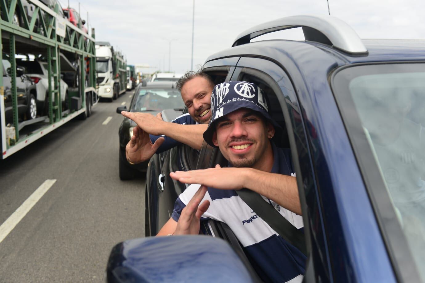 Hinchas de Talleres en el ingreso a Mendoza (José Grabriel Hernández / La Voz)