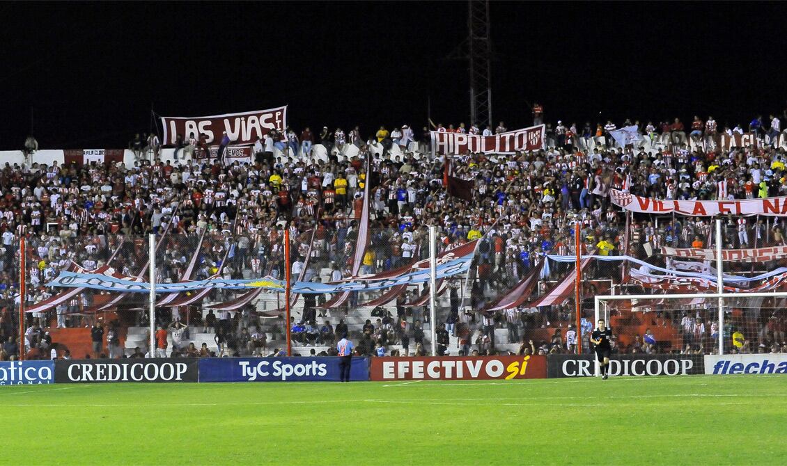 Así lucía la tribuna popular sur de Instituto cuando ambas hinchadas estaban juntas (Foto: Archivo / La Voz).