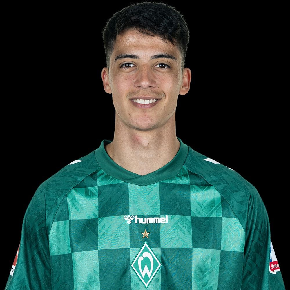 Malatini juega como central en el Werder Bremen de Alemania.