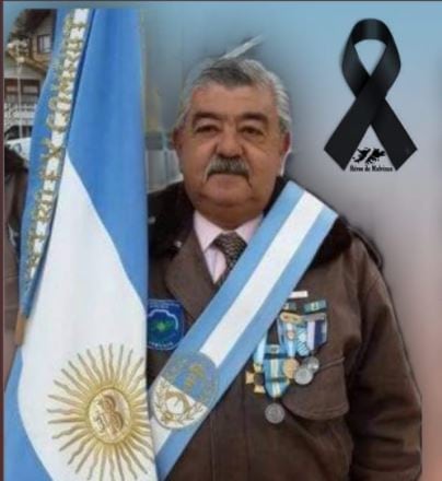 El VGM Juan Vera, miembros del CEMU y la Subcomisión "Herederos de la Causa Malvinas", recordaron al fallecido VGM Orlando Salvador Cataneo. (foto recorte - Herederos de la Causa Malvinas)