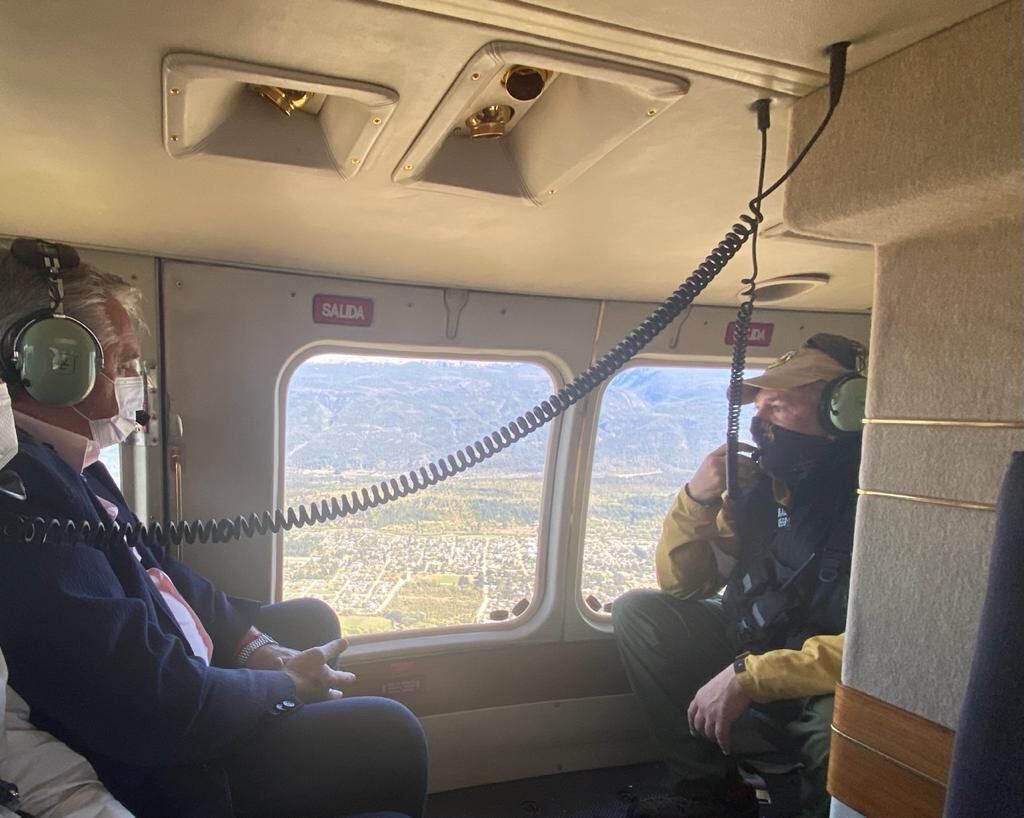 El presidente Alberto Fernández realiza ahora el sobrevuelo por las zonas afectadas por los incendios (foto: Presidencia)