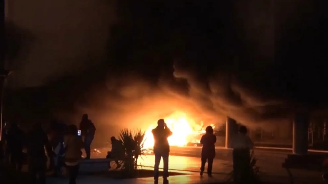 El incendio en la Legislatura de Chubut dentro de los reclamos de docentes.