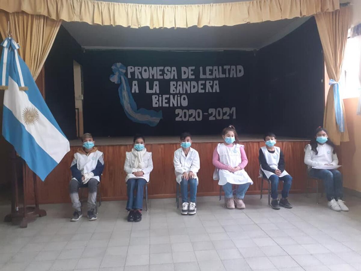 Emocionante: alumnos hicieron su “Promesa a la Bandera Nacional”