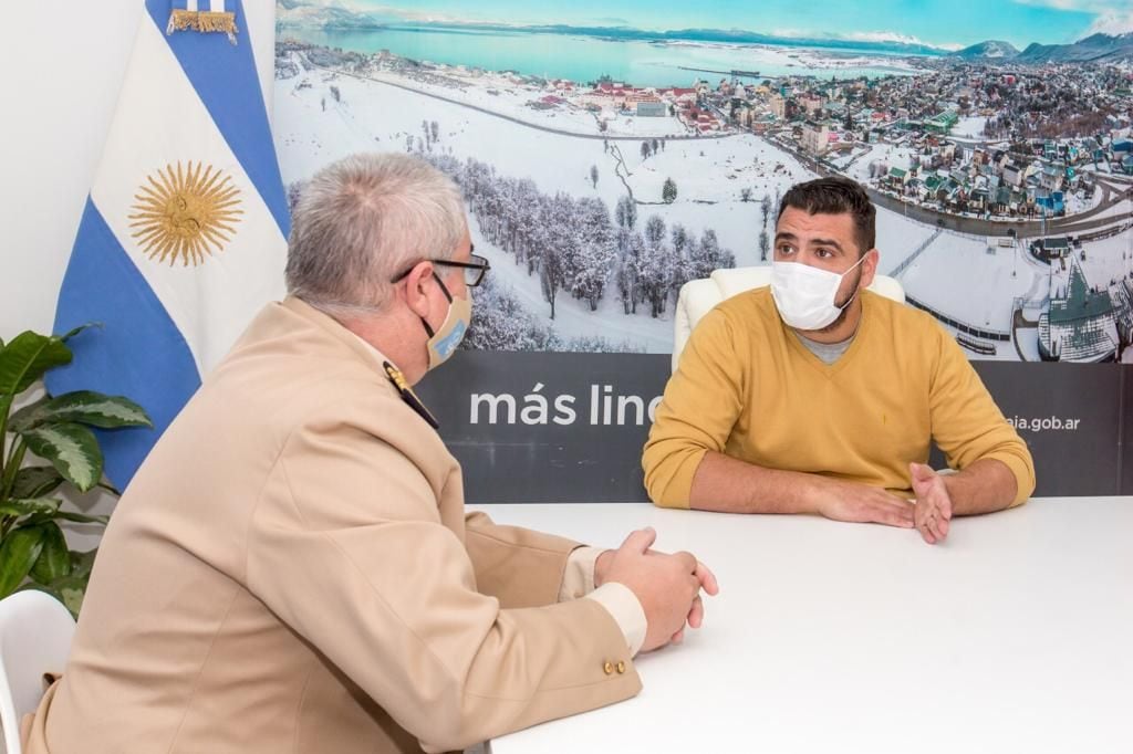 El intendente Walter Vuoto, junto al Jefe de la Prefectura Naval Argentina en Ushuaia e Islas del Atlántico Sur, Prefecto Mayor Miguel Ángel Nardelli.