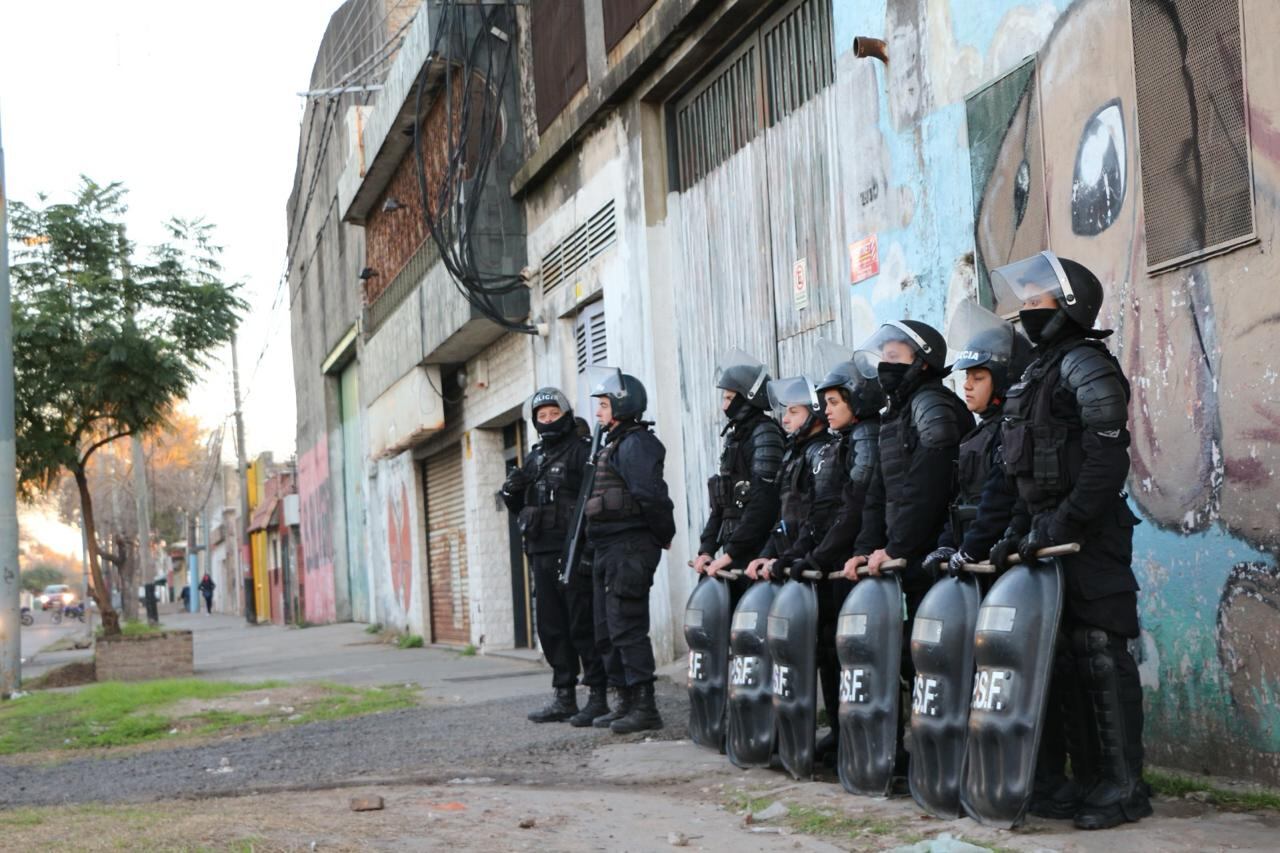 Las fuerzas de seguridad vigilaron el sitio de derribo en Biedma 2825.