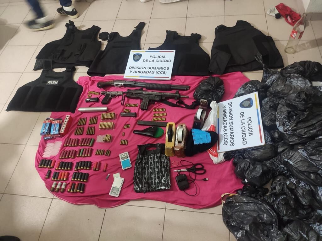 Operativo en Villa Lugano: descubrieron un arsenal de armas y secuestraron grandes dosis de cocaína y marihuana