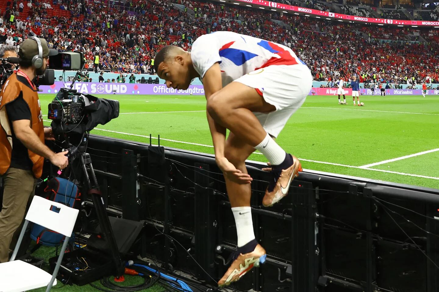 Mbappé saltó los carteles para saber si estaba bien.