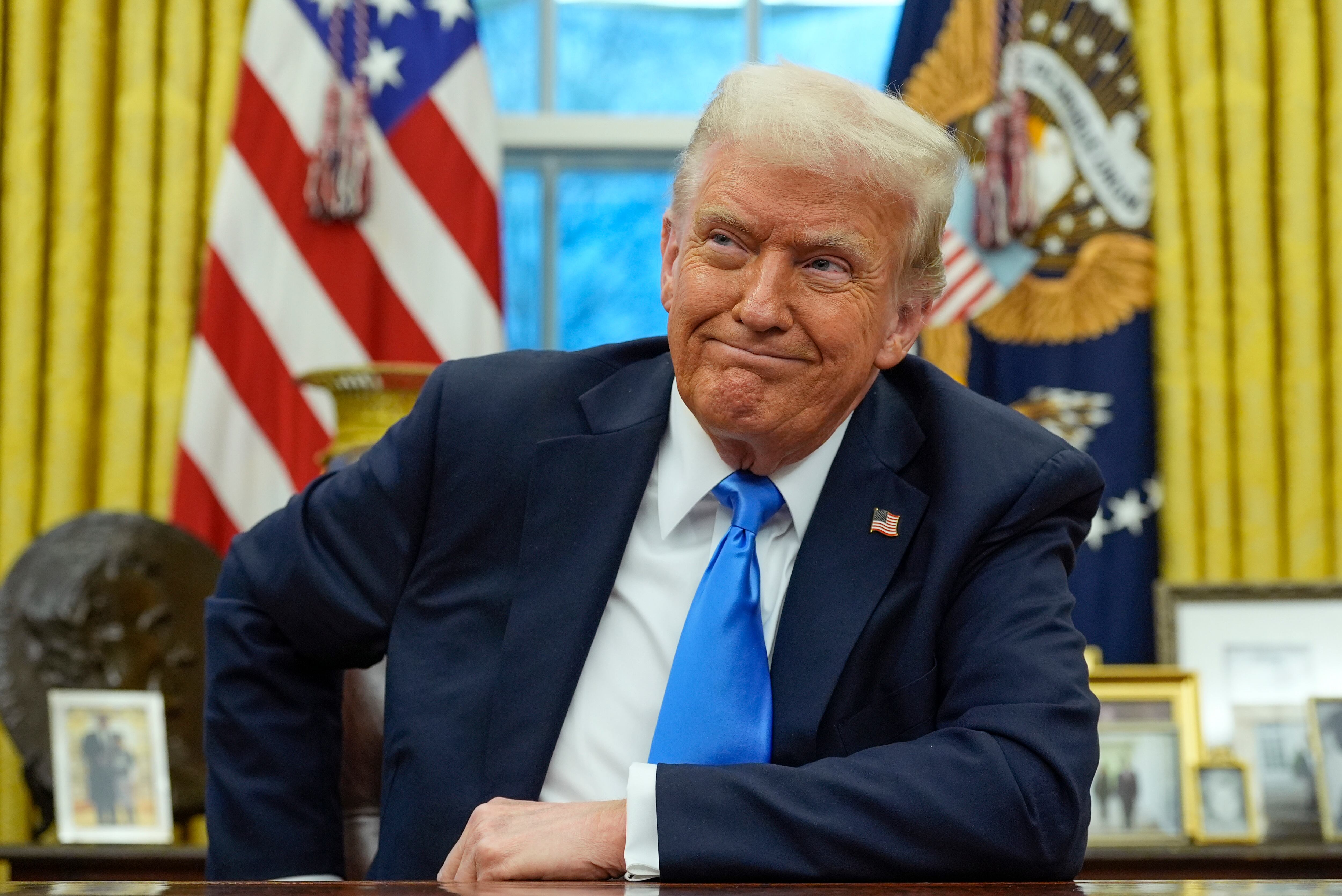 El presidente estadounidense Donald Trump habla con los reporteros en la Oficina Oval de la Casa Blanca, el martes 11 de febrero de 2025, en Washington. (AP Foto/Alex Brandon)