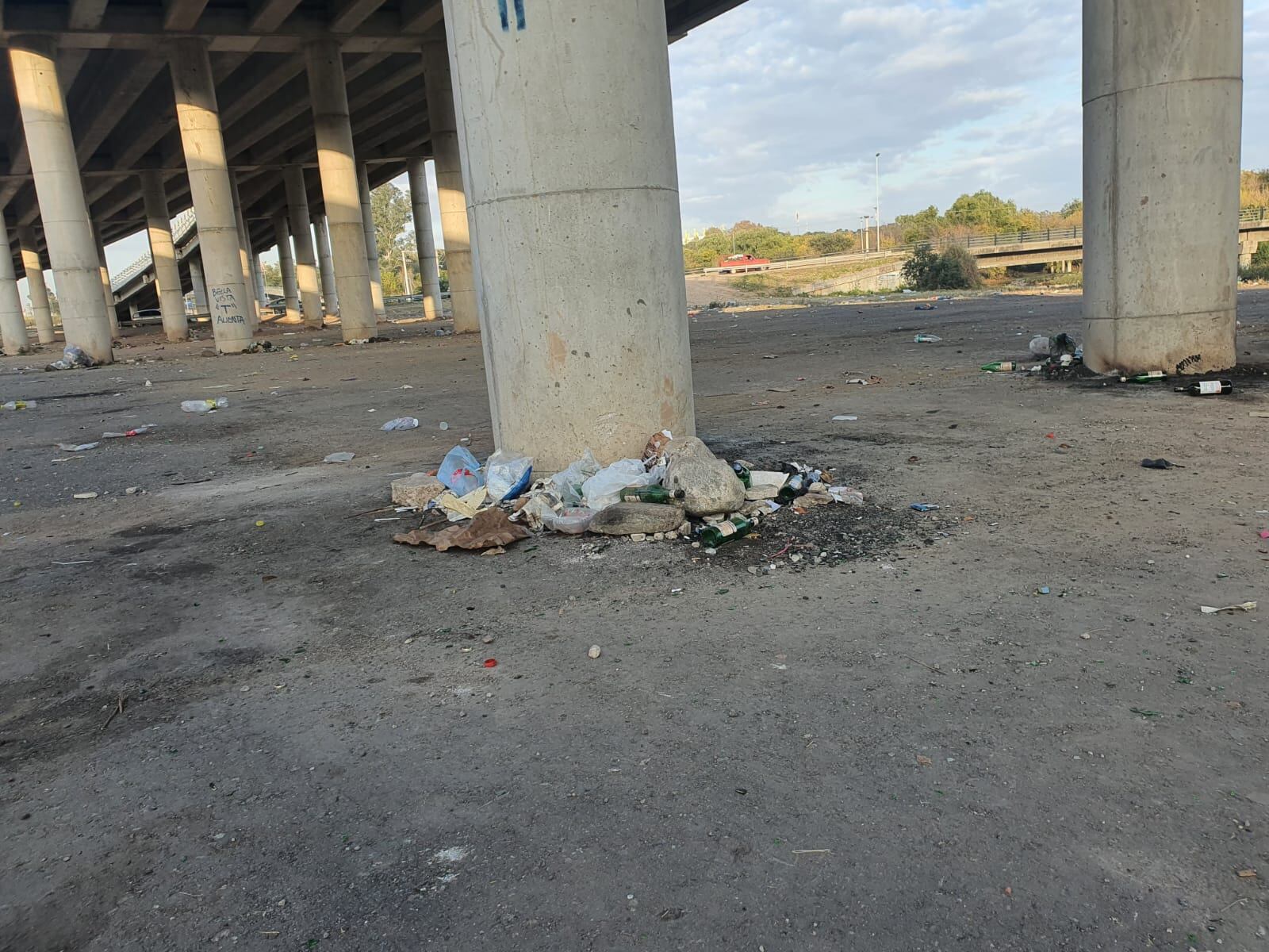 Indignación de los vecinos en los alrededores del estadio Mario Kempes por la cantidad de basura acumulada y que no se retira. (Gentileza)