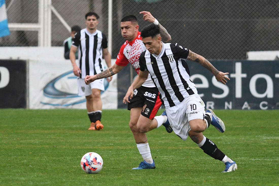 Futbol Primera Nacional, Gimnasia y Esgrima de Mendoza vs. Instituto de Córdoba. Santiago Solari.