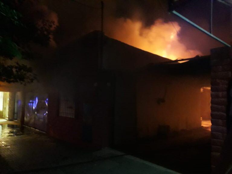 El incendio fue rápidamente controlado por los Bomberos.