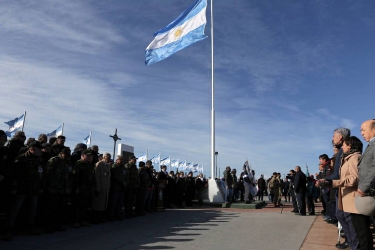 Desfile cívico militar en homenaje a los combatientes, Río Grande.