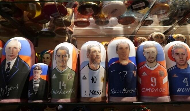 Mamushka con la imagen de Messi en Rusia. Foto: Juano Tesone