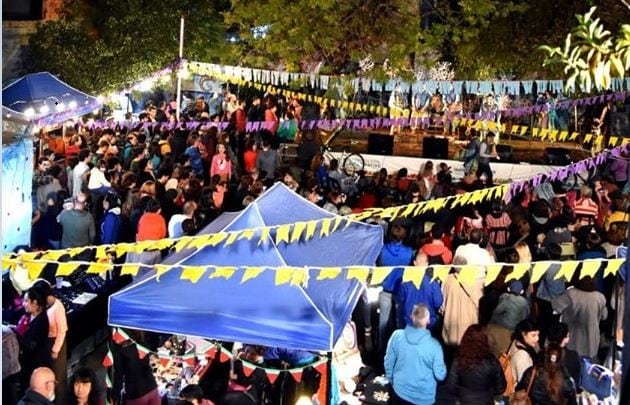 El patio del Cecual colmado por personas que bailaron y rieron con las murgas.