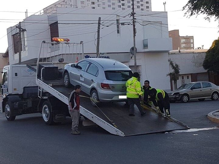 La grúa traslada los autos mal estacionados.