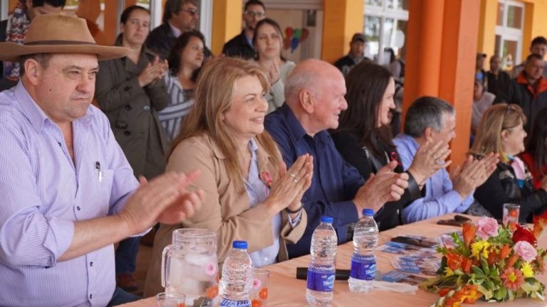 Ivonne Aquino, ministra de Educación, en un acto con productores y tareferos en Salto Encantado, municipio de Aristóbulo del Valle. (MisionesOnline)