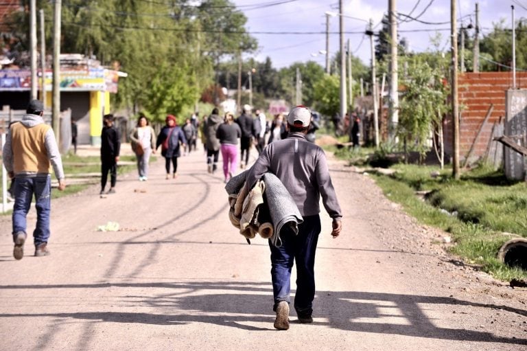 Desalojo de ocupantes que tomaban tierras en la localidad bonaerense de Guernica. (Clarín)