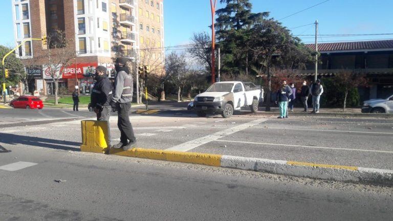 Grave accidente en Av San Martín entre una camioneta y una ambulancia de Vital