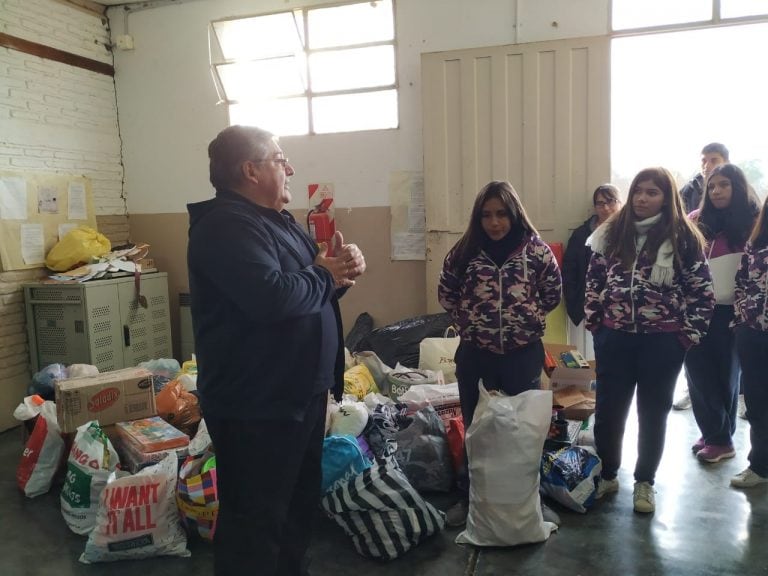 Entrega de donaciones en la escuela albergue Dr. Manuel Acevedo de Sumalao. (Josefina Valls)