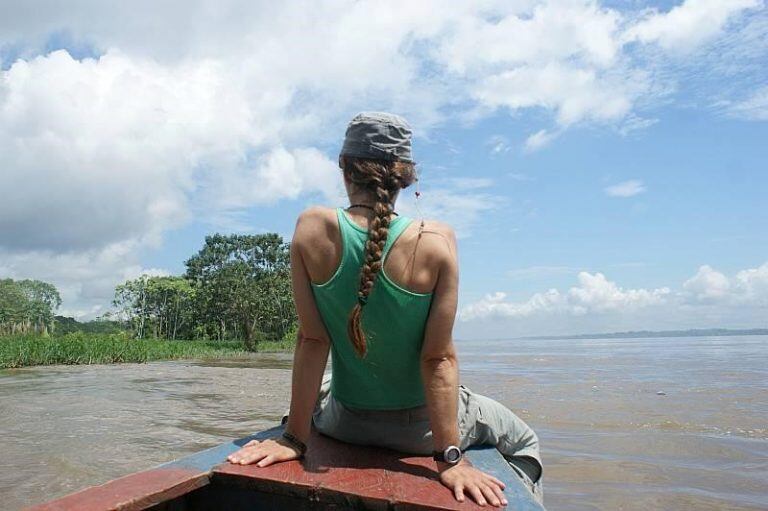 En el viaje a la selva amazónica también se ayuda a la comunidad.