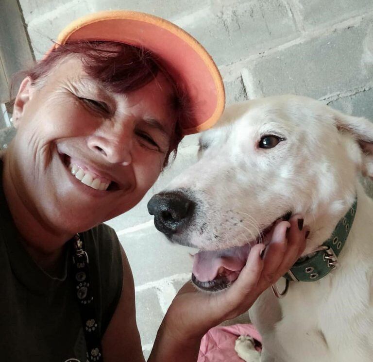 Liliana y uno de los perritos de el refugio (Foto: Instagram)