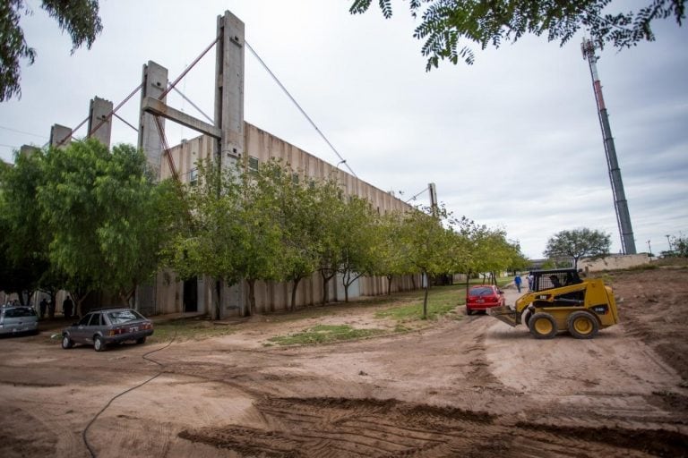 Trabajos de acondicionamiento - Polideportivo Carlos Saúl Menem