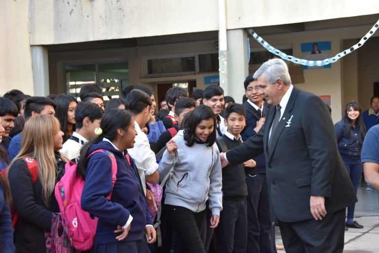 Haquim interactuó con los estudiantes del Bachillerato N° 21, al que concurrió invitado con motivo del Día de la Bandera.