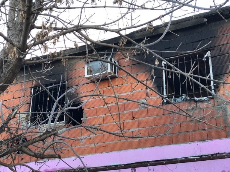 El incendio en al vivienda de zona sudoeste se desencadenó en al plata alta de la vivienda. (Twitter)