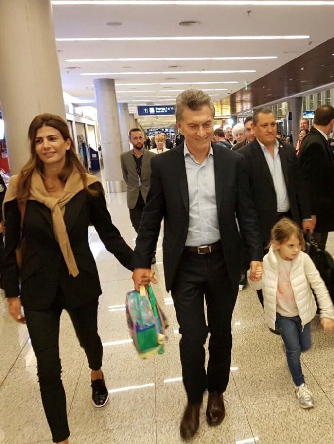 Mauricio Macri, junto a su esposa, Juliana Awada, y Antonia; la hija de ambos.