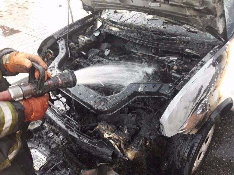 Ardió una camioneta frente a la iglesia del Carmen