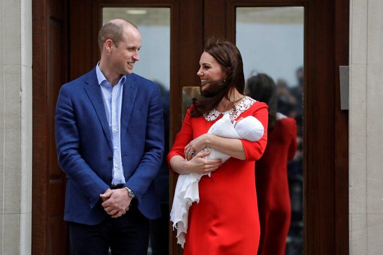 A horas de dar a luz, Kate Middleton y el príncipe Guillermo mostraron a su hijo.