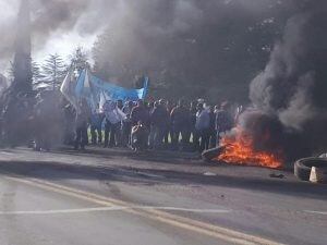 Los empleados cortaron la ruta esta mañana. (Gustavo Altamirano)