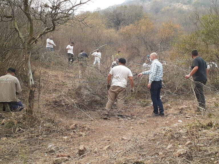 Personal del municipio evaluando los daños causados por los incendios en Carlos Paz.