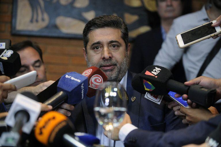 Daniel Angelici, presidente de Boca, anunciando la presentación formal que el club de La Ribera hizo ante la Conmebol para pedir los puntos de la final por la Copa Libertadores ante River. (Photo by JAVIER GONZALEZ TOLEDO / AFP)