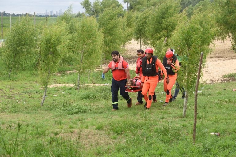 Simulacro de rescate en la isla por la caída de una avioneta (Municipalidad de Rosario)