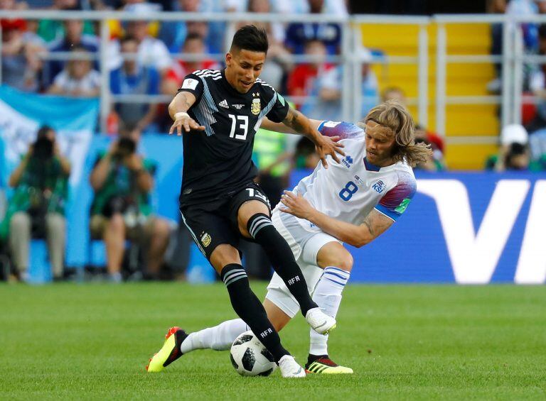 Meza tuvo un rendimiento aceptable en el debut contra Islandia, e incluso generó un penal a favor, que luego malogró Messi. (Foto: REUTER)